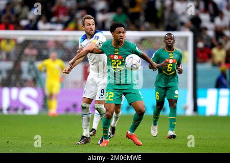 Abdou Diallo du Sénégal lutte pour la possession du ballon avec Harry Kane de l'Angleterre lors de la coupe du monde de la FIFA Round of Sixteen match au stade Al-Bayt à Al Khor, Qatar. Date de la photo: Dimanche 4 décembre 2022. Banque D'Images