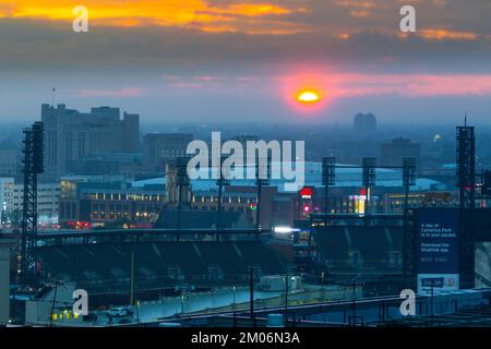 Vue sur Midtown Detroit au coucher du soleil, notamment Comerica Park (stade de l'équipe de baseball des Detroit Tigers) et Little Caesars Arena (stade du Detroit Red) Banque D'Images