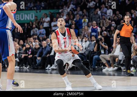 Istanbul, Turquie. 01st décembre 2022. Kostas Sloukas, de l'Olympiacos Pirée, vu en action au cours de la série 11 de la saison régulière Euroligue 2022/2023 de Turkish Airlines entre Anadolu Efes et Olympiacos Pirée au dôme Sinan Erdem. Score final; Anadolu Efes 82:71 Olympiacos Pirée. (Photo de Nicholas Muller/SOPA Images/Sipa USA) crédit: SIPA USA/Alay Live News Banque D'Images