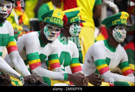 Al Khor, Qatar. 04th décembre 2022. Coupe du monde de la FIFA Qatar 2022 Round of 16 match entre l'Angleterre et le Sénégal au stade Al Bayt sur 04 décembre 2022 à Al Khor, Qatar. Senegal fans Fussball WM 2022 au Qatar coupe du monde de football de la FIFA 2022 © diebilderwelt / Alamy Live News Credit: Diebilderwelt/Alamy Live News Banque D'Images