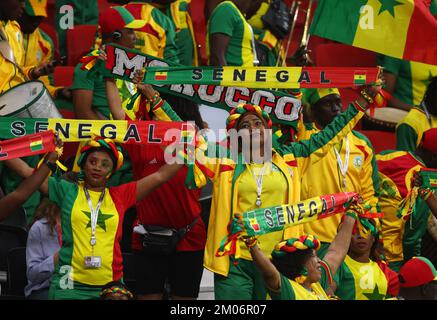 Al Khor, Qatar. 04th décembre 2022. Coupe du monde de la FIFA Qatar 2022 Round of 16 match entre l'Angleterre et le Sénégal au stade Al Bayt sur 04 décembre 2022 à Al Khor, Qatar. Senegal fans Fussball WM 2022 au Qatar coupe du monde de football de la FIFA 2022 © diebilderwelt / Alamy Live News Credit: Diebilderwelt/Alamy Live News Banque D'Images