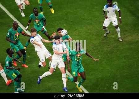 Al Khor, Qatar. 4th décembre 2022. Declan Rice (4th R) d'Angleterre est à la tête du match de la série de 16 entre l'Angleterre et le Sénégal de la coupe du monde de la FIFA 2022 au stade Al Bayt à Al Khor, Qatar, le 4 décembre 2022. Credit: Li Gang/Xinhua/Alay Live News Banque D'Images