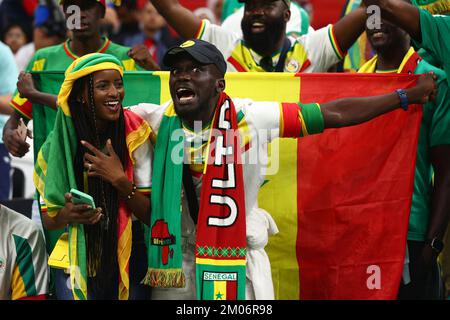 Al Khor, Qatar. 04th décembre 2022. Les fans du Sénégal soutiennent leur équipe lors du match de la coupe du monde de la FIFA de 16 2022 au stade Al Bayt à Al Khor, Qatar sur 04 décembre 2022. Photo de Chris Brunskill/UPI crédit: UPI/Alay Live News Banque D'Images