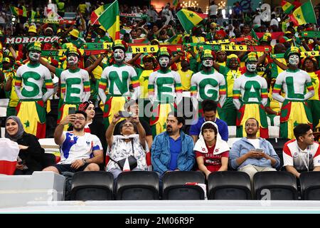 Al Khor, Qatar. 04th décembre 2022. Les fans du Sénégal soutiennent leur équipe lors du match de la coupe du monde de la FIFA de 16 2022 au stade Al Bayt à Al Khor, Qatar sur 04 décembre 2022. Photo de Chris Brunskill/UPI crédit: UPI/Alay Live News Banque D'Images