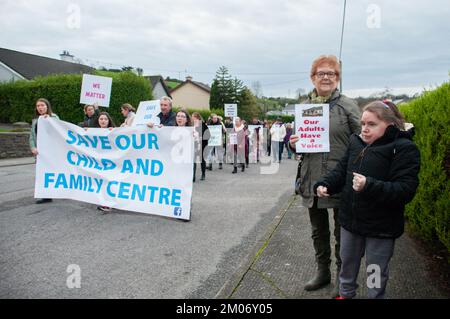 Bantry, West Cork, Irlande. 3rd décembre 2022. Un grand taux de participation a été constaté à Bantry cet après-midi alors que les habitants ont défilé dans les rues de Bantry pour sauver le Coaction Child and Family Centre à Bantry. Credit: Karlis Dzjamko/ Alamy Live News Banque D'Images