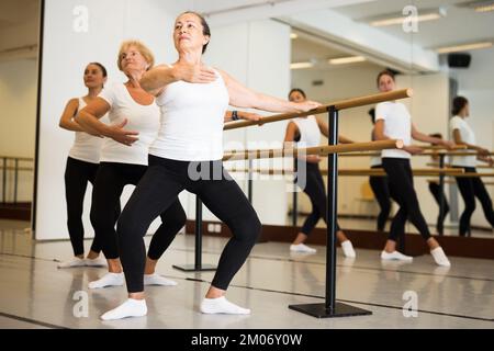 Groupe de femmes effectuant des mouvements de danse de ballet Banque D'Images