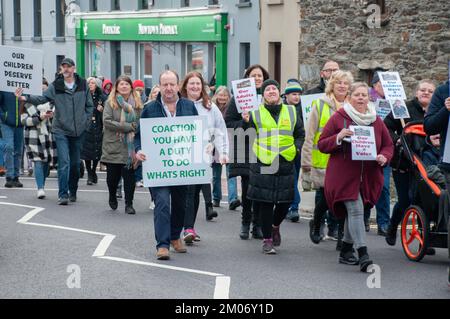 Bantry, West Cork, Irlande. 3rd décembre 2022. Un grand taux de participation a été constaté à Bantry cet après-midi alors que les habitants ont défilé dans les rues de Bantry pour sauver le Coaction Child and Family Centre à Bantry. Credit: Karlis Dzjamko/ Alamy Live News Banque D'Images