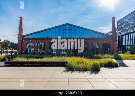 Wroclaw, Pologne - octobre 2021 : façade du musée moderne Centre d'histoire Zajezdnia avec de grandes buissons carrés et verts autour Banque D'Images