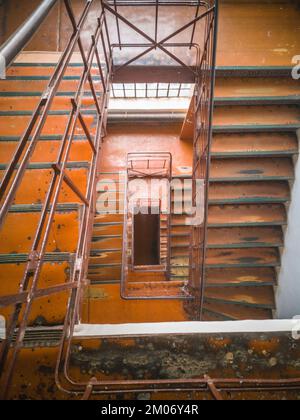 Wroclaw, Pologne - octobre 2021 : bel ancien escalier carré en spirale dans l'ancien bâtiment industriel Banque D'Images
