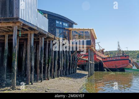 Bateaux de pêche à Golfo de Ancud - Castro Bay, île Chiloo dans le district des lacs du Chili. 16th février 2014 - Castro, Chili, Amérique du Sud Banque D'Images