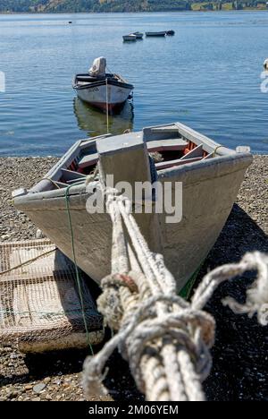 Bateaux de pêche à Golfo de Ancud - Castro Bay, île Chiloo dans le district des lacs du Chili. 16th février 2014 - Castro, Chili, Amérique du Sud Banque D'Images