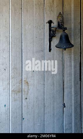 Cloche de porte vintage sur le mur de l'ancienne maison en bois - Castro, Chili Banque D'Images