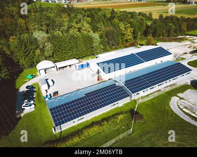 Zone industrielle, toits des bâtiments couverts de panneaux solaires Banque D'Images