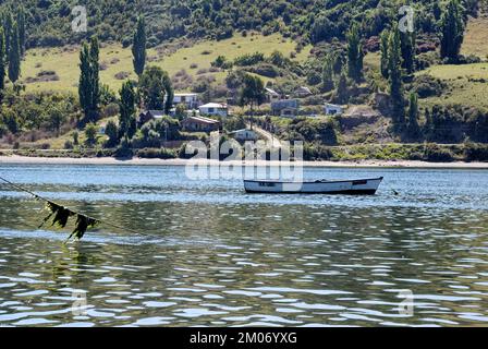 Bateaux de pêche à Golfo de Ancud - Castro Bay, île Chiloo dans le district des lacs du Chili. 16th février 2014 - Castro, Chili, Amérique du Sud Banque D'Images