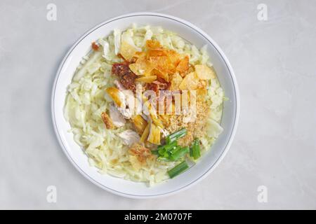 Soto Ayam (soupe de poulet jaune) est un plat traditionnel populaire en Indonésie Banque D'Images