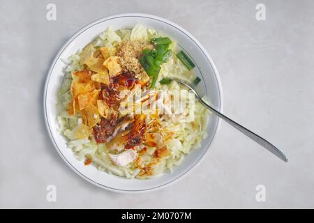 Soto Ayam (soupe de poulet jaune) est un plat traditionnel populaire en Indonésie Banque D'Images