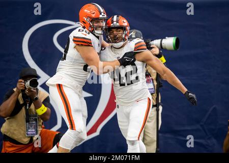 Houston, Texas, États-Unis. 4th décembre 2022. Cleveland Browns linebacker Tony Fields II (42) célèbre son touchdown avec Chase Winovich (69) à l'extrémité défensive lors d'un match entre les Cleveland Browns et les Houston Texans à Houston, au Texas. Trask Smith/CSM/Alamy Live News Banque D'Images
