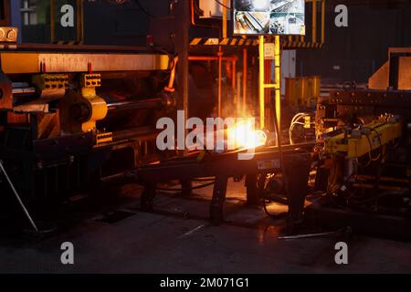 Fonte liquide de métal fondu dans un récipient, usine métallurgique industrielle, fonderie, expérience de l'industrie lourde. Photo de haute qualité Banque D'Images