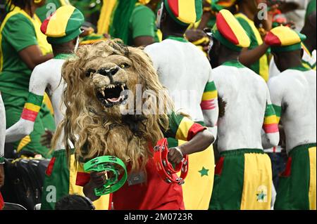 Doha, Qatar. 04th décembre 2022. Les fans sénégalais assistent au match Angleterre contre Sénégal de la coupe du monde de la Fifa Qatar 2022 au stade Al Bayt à Doha, au Qatar, sur 4 décembre 2022. Photo de Laurent Zabulon/ABACAPRESS.COM crédit: Abaca Press/Alamy Live News Banque D'Images