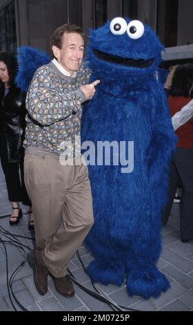 **PHOTO DE FICHIER** Bob McGrath est décédé à 90. Bob McGrath et cookie Monster de « Sesame Street » assistent à « Save the Music » en VH1 sur le « Today Show » de NBC, au Rockefeller Plaza de New York, sur 13 juin 2000. Crédit photo : Henry McGee/MediaPunch Banque D'Images