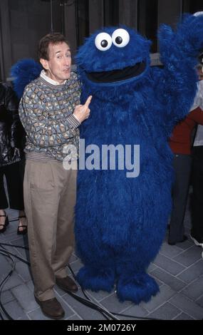 **PHOTO DE FICHIER** Bob McGrath est décédé à 90. Bob McGrath et cookie Monster de « Sesame Street » assistent à « Save the Music » en VH1 sur le « Today Show » de NBC, au Rockefeller Plaza de New York, sur 13 juin 2000. Crédit photo : Henry McGee/MediaPunch Banque D'Images