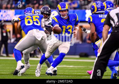 Inglewood, Californie. 4th décembre 2022. Los Angeles Rams Quarterback John Wolford #13 en action dans le premier trimestre pendant le match de football de la NFL contre les Seattle Seahawks.obligatoire crédit photo: Louis Lopez/Cal Sport Media/Alay Live News Banque D'Images