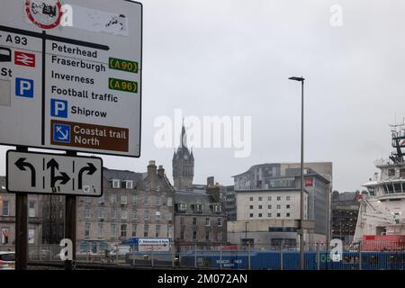 1 décembre 2022. Aberdeen, Écosse. C'est une vue de Market Street de l'autre côté du port à la région du centre-ville d'Aberdeen lors d'une journée de pluie grise. Banque D'Images