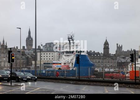 1 décembre 2022. Aberdeen, Écosse. C'est une vue de Market Street de l'autre côté du port à la région du centre-ville d'Aberdeen lors d'une journée de pluie grise. Banque D'Images