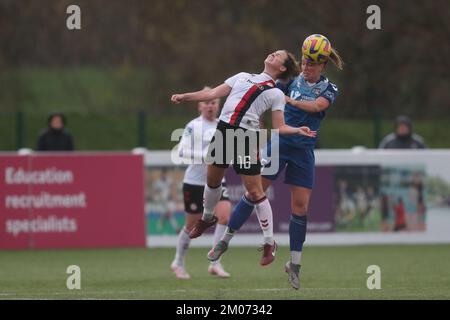 Durham, Royaume-Uni. 4th décembre 2022. Emily SYME, de Bristol City, lance un défi pour un cueilleur avec le DURHAM Women's DEE BRADLEY lors du match de championnat féminin FA entre le Durham Women FC et Bristol City au château de Maiden, à Durham City, le dimanche 4th décembre 2022. (Credit: Mark Fletcher | MI News) Credit: MI News & Sport /Alay Live News Banque D'Images