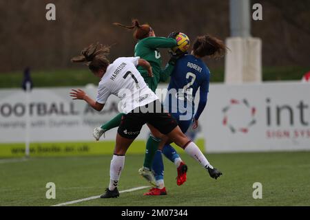 Durham, Royaume-Uni. 4th décembre 2022. Le NAOISHA McALOON de Durham féminin réclame une croix lors du match de championnat féminin de la FA entre le Durham féminin FC et Bristol City au château de Maiden, à Durham City, le dimanche 4th décembre 2022. (Credit: Mark Fletcher | MI News) Credit: MI News & Sport /Alay Live News Banque D'Images