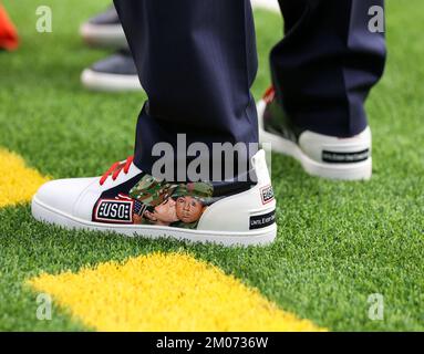 Houston, Texas, États-Unis. 4th décembre 2022. Cal McNair, président et chef de la direction de Houston Texans, porte une paire de chaussures personnalisées à l'appui des United Service Organizations (USO) pour la journée My cause My Cleats de la NFL, le 4 décembre 2022, à Houston. (Credit image: © Scott Coleman/ZUMA Press Wire) Credit: ZUMA Press, Inc./Alamy Live News Banque D'Images