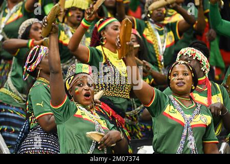 Doha, Qatar. 04th décembre 2022. Les fans sénégalais assistent au match Angleterre contre Sénégal de la coupe du monde de la Fifa Qatar 2022 au stade Al Bayt à Doha, au Qatar, sur 4 décembre 2022. Photo de Laurent Zabulon/ABACAPRESS.COM crédit: Abaca Press/Alamy Live News Banque D'Images