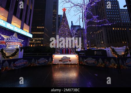 L'arbre de Noël à l'extérieur du bâtiment News Corp. Dans Midtown Manhattan à New York. (Photo : Gordon Donovan) Banque D'Images