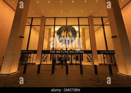 Un sapin de Noël se dresse dans le hall du MetLife Building, sur Park Avenue, à New York. (Photo : Gordon Donovan) Banque D'Images