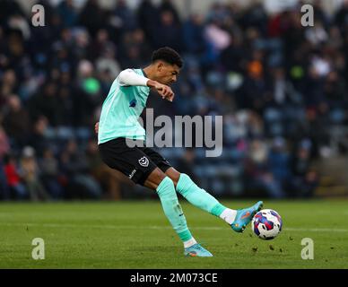 High Wycombe, Royaume-Uni. 04th décembre 2022. Reeco Hackett-Fairchild de Portsmouth FC passe le ballon pendant le match de la Sky Bet League 1 Wycombe Wanderers vs Portsmouth à Adams Park, High Wycombe, Royaume-Uni, 4th décembre 2022 (photo de Nick Browning/News Images) à High Wycombe, Royaume-Uni, le 12/4/2022. (Photo de Nick Browning/News Images/Sipa USA) crédit: SIPA USA/Alay Live News Banque D'Images