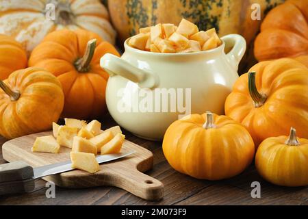 Pâte de citrouille hachée sur une planche à découper. Casserole remplie de citrouille hachée préparée pour la cuisson Banque D'Images