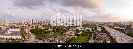 Miami, FL, Etats-Unis - 3 décembre 2022: Panorama aérien Miami Wynwood Art Basel au coucher du soleil Banque D'Images