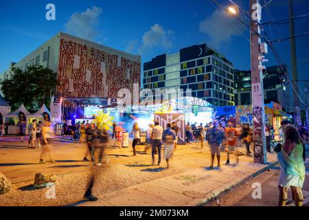 Miami, FL, Etats-Unis - 3 décembre 2022: Photo de nuit Miami Art Basel Wynwood événements Banque D'Images