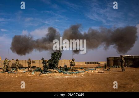 ÉTATS-UNIS Des soldats de l'armée, affectés à Charlie Battery, 1st Bataillon, 134th Régiment d'artillerie de campagne, 37th équipe de combat de la Brigade d'infanterie, Garde nationale de l'Armée de l'Ohio, appuyant la Force opérationnelle interarmées combinée - opération Resolve inhérente, ont déclenché un Howitzer M777 lors d'un exercice de répétition opérationnelle au site de soutien de la mission Conaco, Syrie, le 4 décembre 2022. (É.-U. Photo de l'armée par le Sgt Julio Hernandez) Banque D'Images