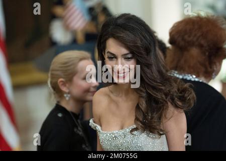 Washington, Vereinigte Staaten. 04th décembre 2022. Amal Clooney arrive pour une réception en l'honneur de la cérémonie annuelle de remise des prix du Kennedy Center 45th organisée par le président des États-Unis Joe Biden et la première dame Dr. Jill Biden à la Maison Blanche à Washington, DC, dimanche, 4 décembre 2022. Credit: Chris Kleponis/CNP/dpa/Alay Live News Banque D'Images