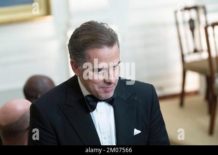 Washington, Vereinigte Staaten. 04th décembre 2022. Hunter Biden arrive pour une réception en l'honneur de la cérémonie annuelle de remise des prix du Kennedy Center 45th organisée par le président des États-Unis Joe Biden et la première dame Dr. Jill Biden à la Maison Blanche à Washington, DC, dimanche, 4 décembre 2022. Credit: Chris Kleponis/CNP/dpa/Alay Live News Banque D'Images