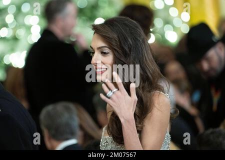 Washington, Vereinigte Staaten. 04th décembre 2022. Amal Clooney arrive pour une réception en l'honneur de la cérémonie annuelle de remise des prix du Kennedy Center 45th organisée par le président des États-Unis Joe Biden et la première dame Dr. Jill Biden à la Maison Blanche à Washington, DC, dimanche, 4 décembre 2022. Credit: Chris Kleponis/CNP/dpa/Alay Live News Banque D'Images