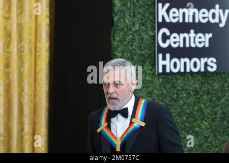 Washington, Vereinigte Staaten. 04th décembre 2022. Le président des États-Unis, Joe Biden, et la première dame, le Dr Jill Biden, souhaitent la bienvenue aux lauréats des prix annuels 45th du Kennedy Center lors d'une réception à la Maison Blanche à Washington, DC, dimanche, 4 décembre 2022. Credit: Chris Kleponis/CNP/dpa/Alay Live News Banque D'Images