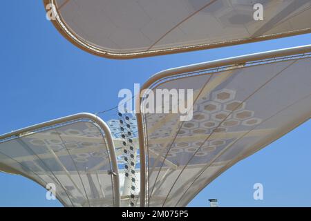 Cinq lampes solaires pour arbres du pavillon allemand de l’EXPO Milano 2015, appelées “plants d’idée”, utilisent des modules photovoltaïques organiques (OPV) impressionnés par les films. Banque D'Images