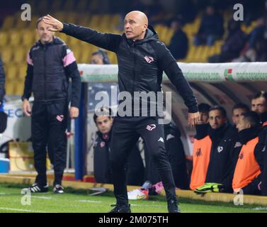 Benevento, Campanie, Italie. 4th décembre 2022. Pendant le match de football italien de la série B FC Benevento vs FC Palermo sur 04 décembre 2022 au stade Ciro Vigorito à Benevento.in photo: Eugenio Corini allenatore (image de crédit: © Fabio Sasso/ZUMA Press Wire) Banque D'Images