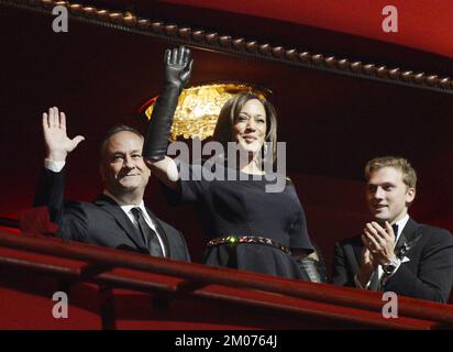 Washington, États-Unis. 04th décembre 2022. Le vice-président Kamala Harris et le deuxième monsieur Doug Emhoff assistent à la cérémonie des distinctions honorifiques 45th du Kennedy Centre à Washington, DC, dimanche, à 4 décembre 2022. Les honorés sont George Clooney, chanteur Gladys Knight, chanteur-compositeur Amy Grant, Knight, compositeur Tania Leon, Et le groupe de rock irlandais U2, composé de membres du groupe Bono, The Edge, Adam Clayton et Larry Mullen Jr Photo de Bonnie Cash/UPI Credit: UPI/Alay Live News Banque D'Images