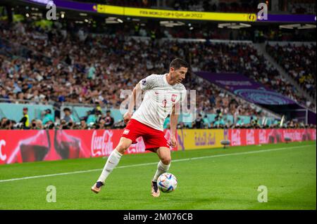 Doha, Qatar. 04th décembre 2022. Robert Lewandowski de Pologne pendant la coupe du monde de la FIFA Qatar 2022 Round 16 match entre la France et la Pologne au stade Al Thumama à Doha (ad-Dawhah), Qatar sur 4 décembre 2022 (photo par Andrew Surma/ Credit: SIPA USA/Alamy Live News Banque D'Images