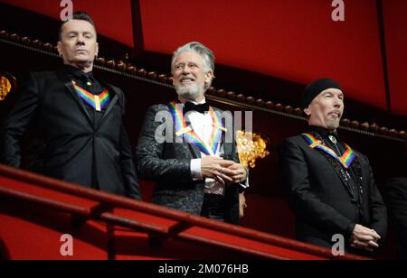 U2 membres de la bande Larry Mullen Jr (L) Adam Clayton (C) et The Edge assistent à la cérémonie des distinctions honorifiques 45th du Kennedy Center à Washington, DC, dimanche, 4 décembre 2022. Les honorés sont George Clooney, chanteur Gladys Knight, chanteur-compositeur Amy Grant, Knight, compositeur Tania Leon, Et le groupe de rock irlandais U2, composé de membres du groupe Bono, The Edge, Adam Clayton et Larry Mullen Jr Photo de Bonnie Cash/Pool/ABACAPRESS.COM Banque D'Images
