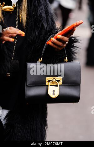 Paris, France - 1 octobre 2022 : une influenceur portant le sac Secret de Schiaparelli en peau de mouton noire lisse, sécurisée. Tenue de blogueur mode Banque D'Images