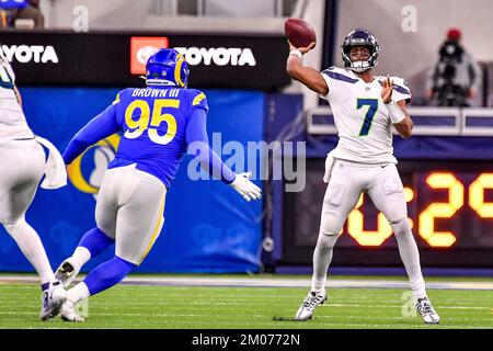 Inglewood, Californie. 4th décembre 2022. Seattle Seahawks quarterback Geno Smith #7 passe en action au quatrième trimestre pendant le match de football de la NFL contre les Seattle Seahawks.obligatoire crédit photo : Louis Lopez/Cal Sport Media/Alay Live News Banque D'Images